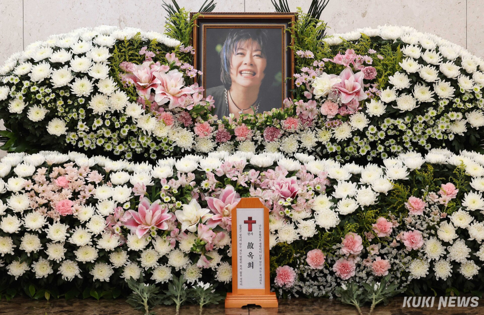 가수 옥희(본명 김광숙)의 빈소가 21일 오후 서울 송파구 서울아산병원 장례식장 22호에 마련됐다.