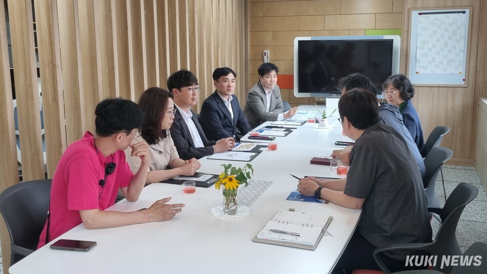 미래‧디지털‧지역‧인성교육분과가 22일 주요 교육현장을 방문해 ‘충남형 소버린 AI’의 성공적 구축 방안 등을 논의하고 있다.