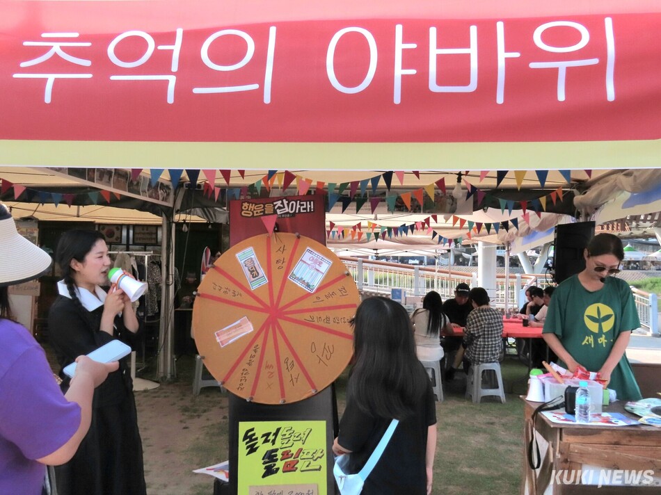 유네스코 인류무형문화유산이자 국가무형유산인 강릉단오제가 지난 15일부터 22일까지 8일간 강릉 남대천 행사장에서 연인원 110만여명이 방문한 가운데 국가지정 ·도·지역 무형유산 공연을 비롯해 시민참여행사·민속놀이 등 13개 분야 72개 프로그램이 풍성하게 펼쳐져 큰 호응을 얻었다. 추억의 단오 체험. 전인수 기자