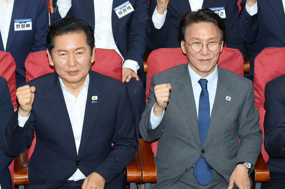 정청래 더불어민주당 대표와 김민석 국무총리가 지난 21일 국회 의원회관에서 열린 6·3 지방선거 단체장 당선자 워크숍에서 기념 촬영을 하고 있다. 김 총리는 쿠키뉴스 여론조사에서 당대표·범진보 차기 대선주자 선호도 모두 선두를 기록했다. 연합뉴스