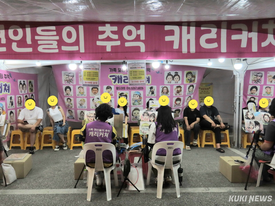 유네스코 인류무형문화유산이자 국가무형유산인 강릉단오제가 지난 15일부터 22일까지 8일간 강릉 남대천 행사장에서 연인원 110만여명이 방문한 가운데 국가지정 ·도·지역 무형유산 공연을 비롯해 시민참여행사·민속놀이 등 13개 분야 72개 프로그램이 풍성하게 펼쳐져 큰 호응을 얻었다. 추억의 캐리커쳐 체험. 전인수 기자