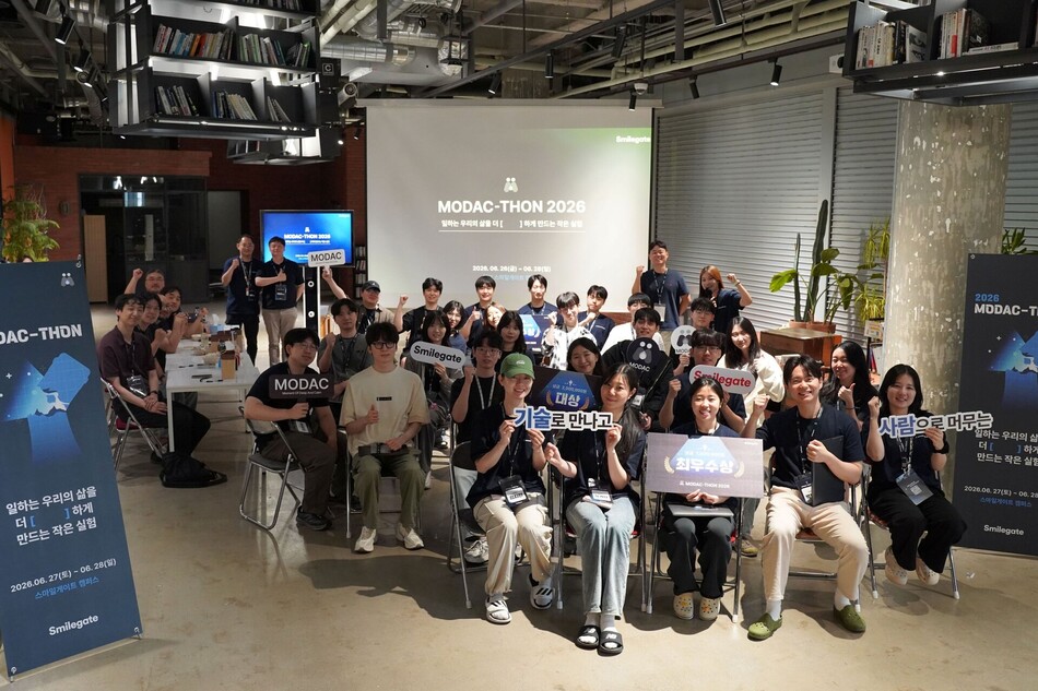 해커톤 ‘MODAC-THON 2026’에 참가한 개발자들의 모습. 스마일게이트 제공