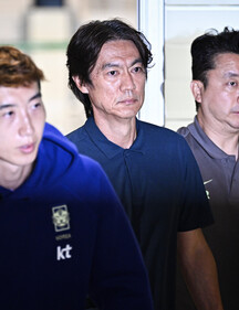 야유와 격려 뒤섞인 새벽…무거운 귀국길 오른 홍명보호
