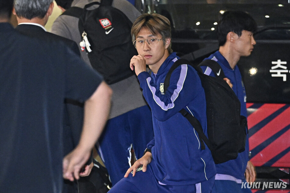 대한민국 남자축구 국가대표팀 이강인이 30일 인천국제공항에서 입국장을 빠져나와 차량으로 향하고 있다.