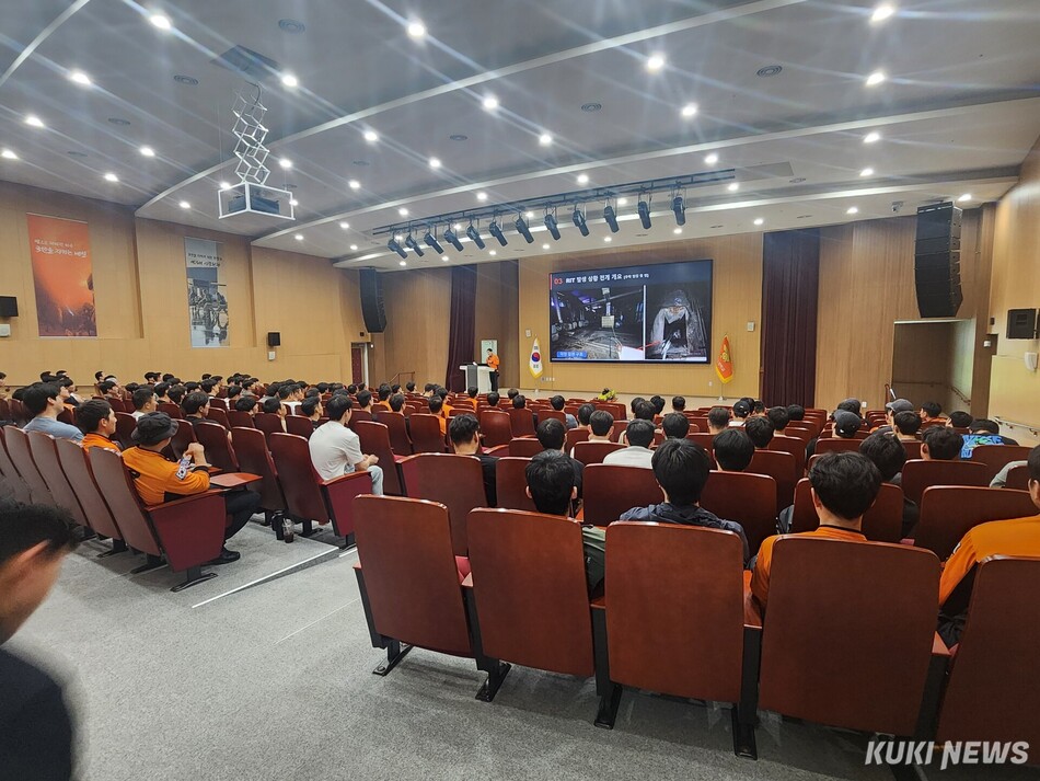 충남소방본부는 29∼30일 충청소방학교에서 도내 구조대원 282명을 대상으로 고립 상황 대응력과 자기 생존 역량 강화를 위한 신속동료구조팀(RIT) 특별 교육을 진행했다.