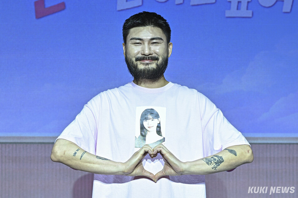 가수 카더가든이 1일 서울 마포구 호텔 나루 서울 엠갤러리에서 열린 넷플릭스 예능 ‘모태솔로지만 연애는 하고 싶어’ 시즌2 제작발표회에 참석해 포즈를 취하고 있다.