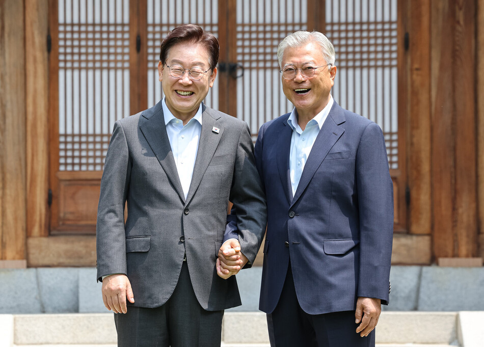 이재명 대통령과 문재인 전 대통령이 1일 청와대 상춘재에서 오찬에 앞서 기념 촬영을 하고 있다.