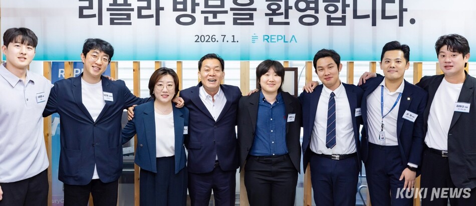 이재준 수원특례시장(왼쪽 4번째)이 취임 첫날인 1일 청년벤처기업인들과 만나 소통하고 있다. 수원시 제공