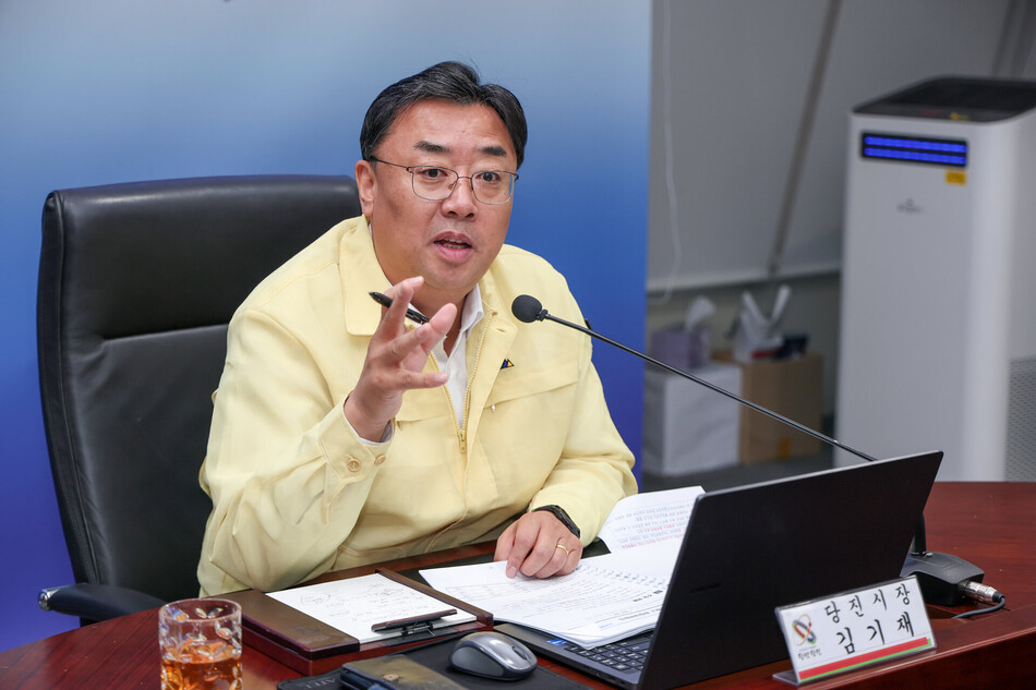 2일 여름철 자연재난 종합대책회의를 주재하며 업무적 지시를 하고 있는 김기재 당진시장. 당진시