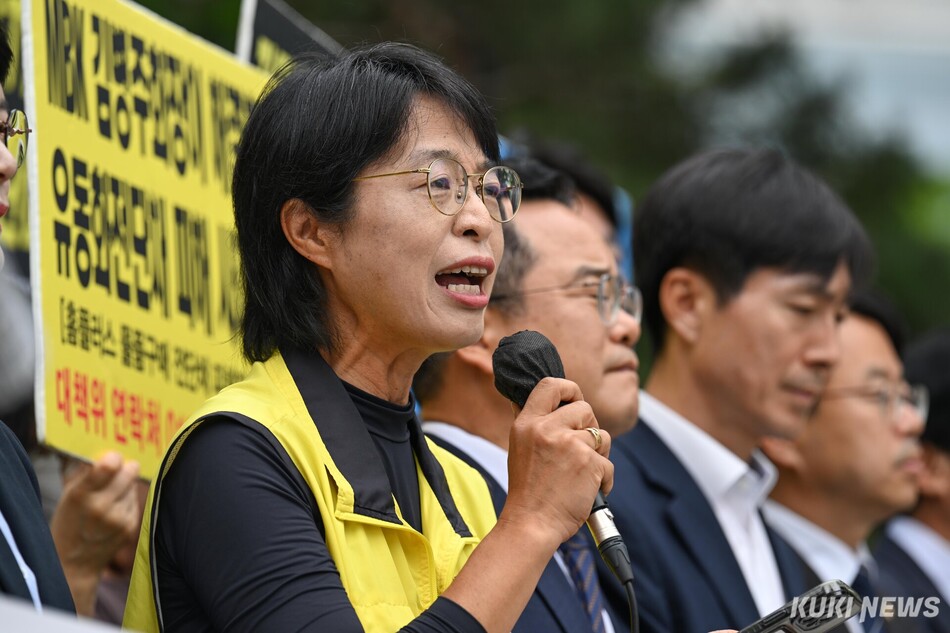 안수용 마트노조 홈플러스지부장이 2일 오전 서울 영등포구 금융감독원 앞에서 진행된 ‘홈플러스 사태 해결을 위한 금감원 제재 촉구 기자회견’에서 발언하고 있다.