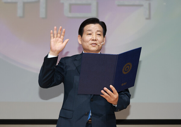 김신 완도군수가 민선 9기 완도군수로 공식 취임하며 ‘참여 자치 실현! 함께 여는 새로운 완도!’를 군정 슬로건으로 내걸고 군민 중심 행정을 선언했다. /완도군