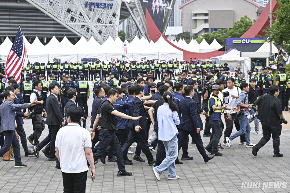 2일 서울 송파구 올림픽공원 핸드볼경기장을 찾은 국회 6·3 지방선거 투표용지 부족 사태 국정조사특별위원회 위원들이 현장조사를 위해 이동하고 있다.