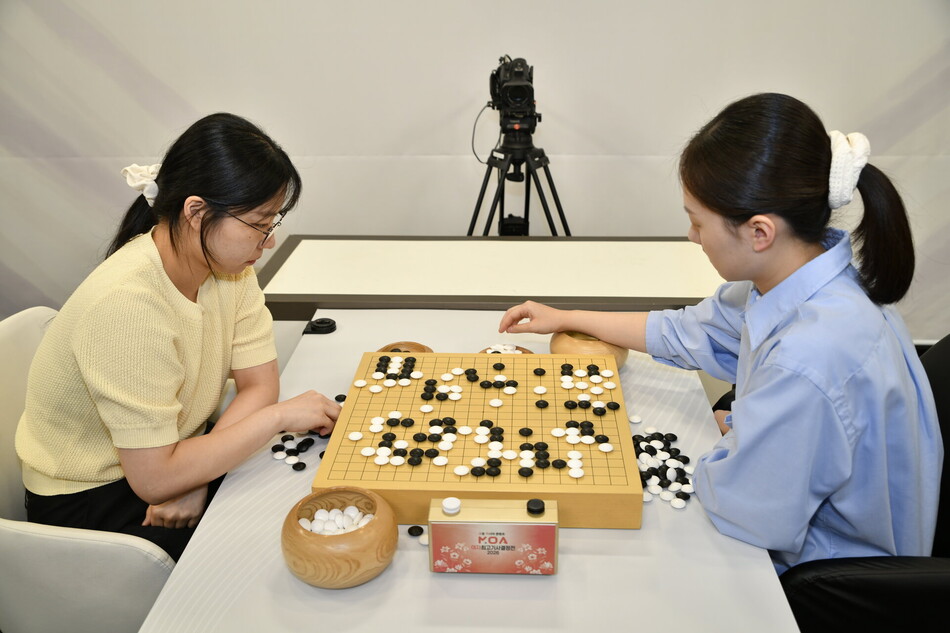 여자 랭킹 2위 최정 9단(왼쪽)이 1위 김은지 9단을 꺾었다. 한국기원 제공