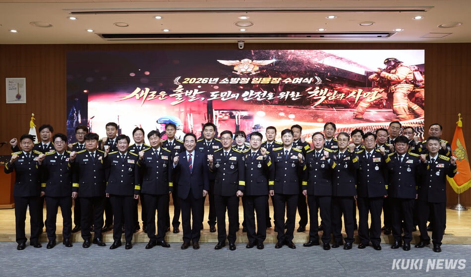 박수현 충남지사가 3일 도청 대회의실에서 충남소방본부 소방정 승진자·전보자에 대해 임용장을 수여한 후 기념촬영을 하고 있다.