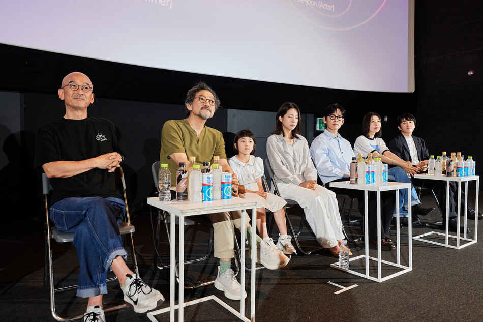 이준익 감독, 배우 정진영, 박지윤, 박정윤, 강형석, 박지연, 박세준(왼쪽부터)이 4일 경기도 부천시 CGV소풍에서 열린 쇼트폼 드라마 ‘아버지의 집밥’ 메가토크에서 관객의 질문을 듣고 있다. 부천국제판타스틱영화제 제공