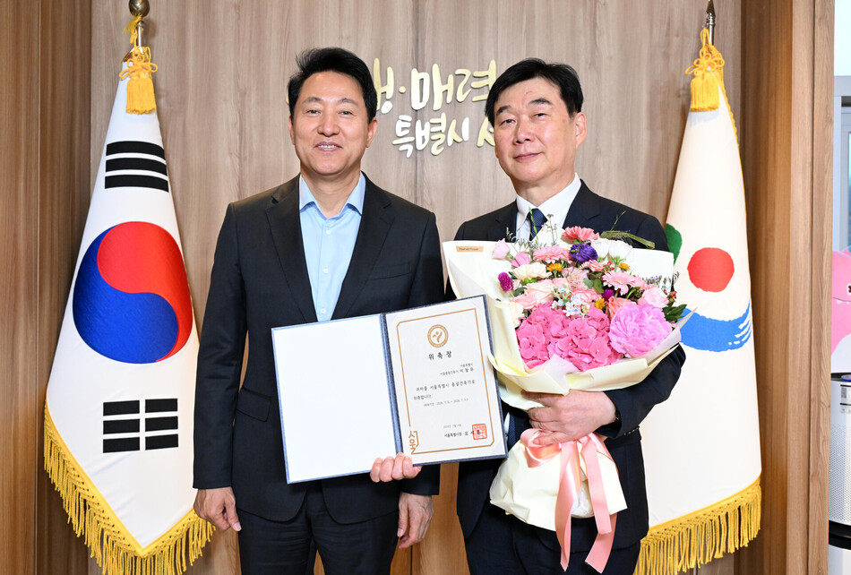 오세훈 서울시장이 6일 집무실에서 이창무 한양대학교 도시공학과 교수를 제5대 서울총괄건축가로 위촉했다. 서울시 제공