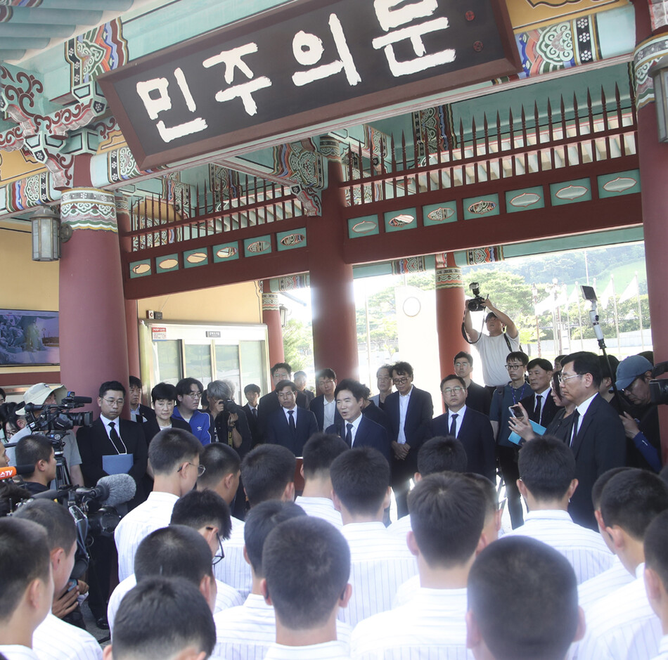 김대중 전남광주통합특별시교육감이 6일 국립 5.18 민주묘지 민주의 문 앞에서 광주제일고, 서울 배재고 학생들에게 이야기하고 있다. /전남광주통합특별시교육청