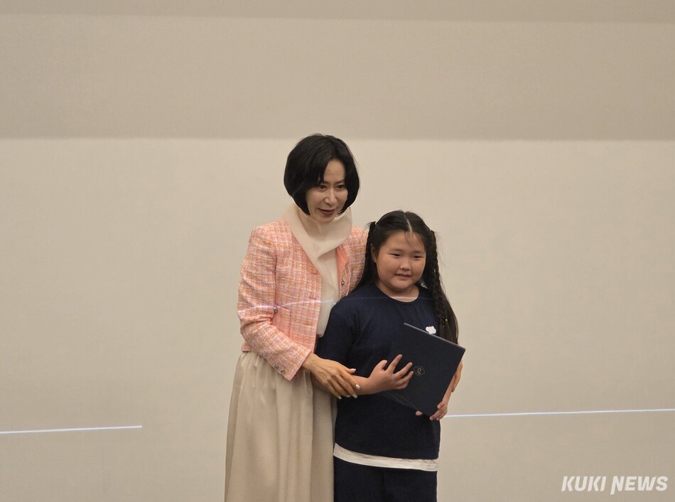 장혜선 롯데장학재단 이사장이 7일 서울 중구 서소문성지 역사박물관에서 ‘2026년 신격호 롯데 나라사랑 장학금(직업군인) 전달식’을 열고 장학생에게 장학금을 전달하고 있다. 정우진 기자