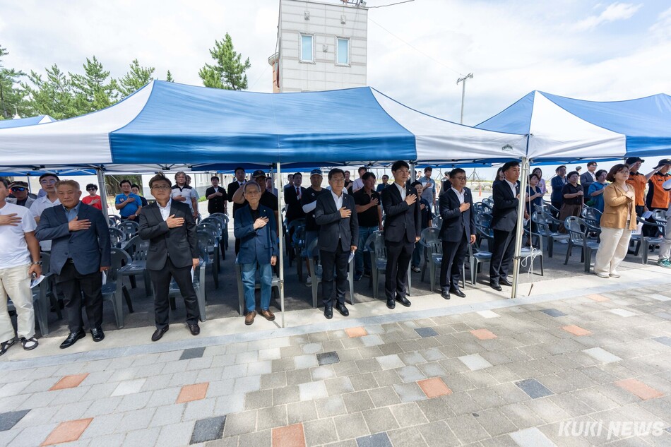 강릉시를 비롯한 관할 읍·면·동과 각 해수욕장운영위원회는 10일, 지난 4일 첫번째로 개장한 경포해수욕장을 제외한 17개 해수욕장을 모두 일제히 개장하고, 오는 8월 23일까지 45동안 본격적인 운영에 들어갔다. 주문진해수욕장 개장식 모습. 전인수 기자