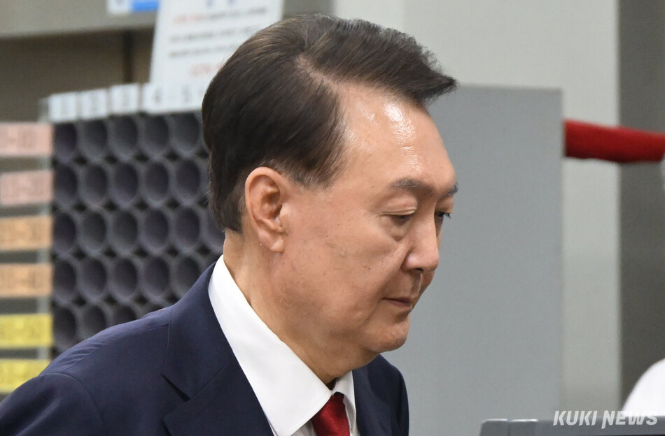 윤석열 전 대통령이 9일 서울 서초구 서울중앙지법에서 영장실질심사를 마치고 나오고 있다. 사진공동취재단