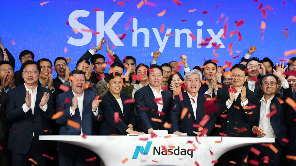 최태원 SK그룹 회장, 곽노정 SK하이닉스 CEO, 고승범 SK하이닉스 사외이사 겸 이사회 의장이 10일 오전(현지시간) 미국 뉴욕 나스닥 마켓사이트에서 열린 ‘오프닝 벨‘ 행사에서 타종을 하며 나스닥 ADR 거래 개시를 알리고 있다. SK하이닉스 제공